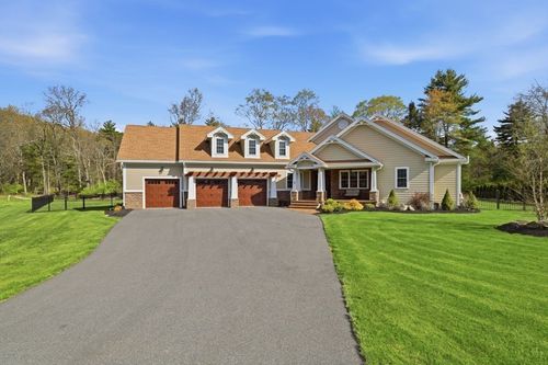 8 Fitch Farm Way, Southampton, MA, 01073-9221 | Card Image