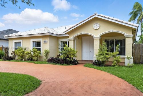 8899 Nw 169th Ter, Miami Lakes, FL, 33018-6146 | Card Image