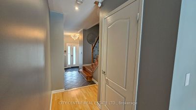 4972 Southampton Dr, Home with 3 bedrooms, 3 bathrooms and 4 parking in Mississauga ON | Image 3