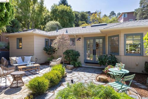 139 Buckeye Ave, Oakland, CA, 94618-2203 | Card Image