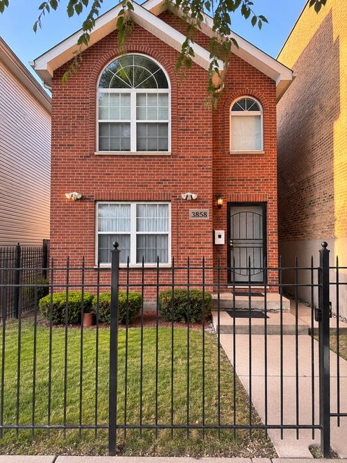 3858 Grenshaw St, Chicago, IL, 60624-4215 | Card Image