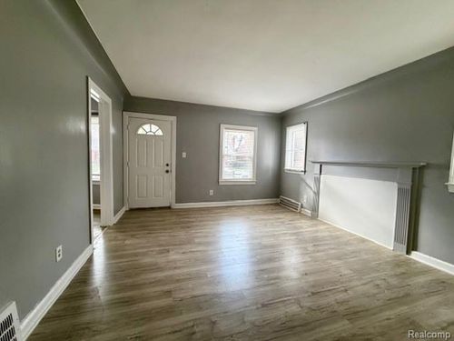 9566 Whitcomb St, Detroit, MI, 48227-2042 | Card Image