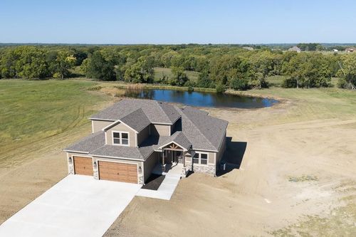 17924 235th St, Tonganoxie, KS, 66086-2202 | Card Image