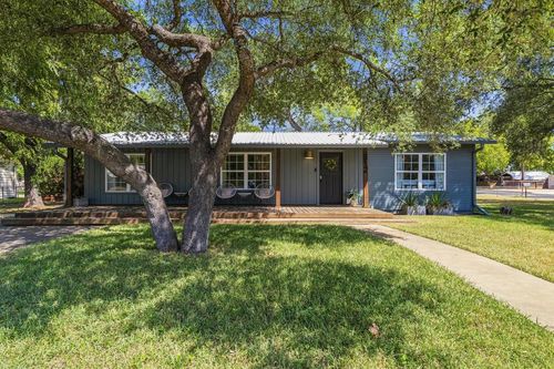 912 Apple St, Fredericksburg, TX, 78624-5212 | Card Image