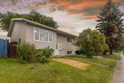 275 Rundlecairn Rd Ne, House other with 5 bedrooms, 2 bathrooms and 2 parking in Calgary AB | Image 2