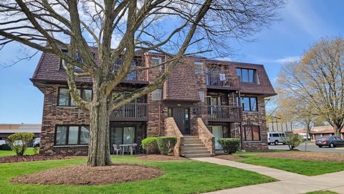 201-207 Uteg St, Crystal Lake, IL, 60014-7248 | Card Image