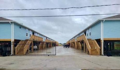 915 24th St, Dickinson, TX, 77539-9655 | Card Image