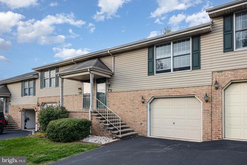 912 Woodridge Dr, Middletown, PA, 17057-3226 | Card Image