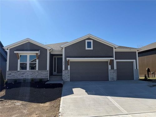 4516 Sw Berkshire Drive, Lee's Summit, MO, 64083 | Card Image