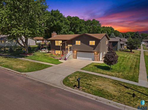 904 E 11th St Street, Dell Rapids, SD, 57022-1111 | Card Image