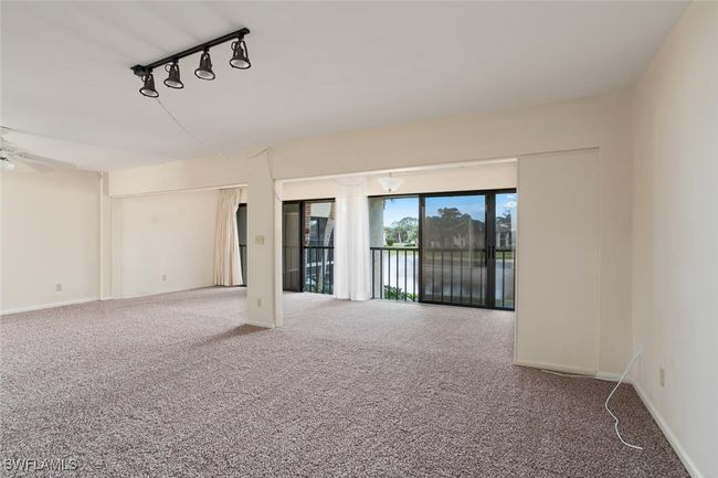 UNIT-203 - 537 Lake Louise Cir, Condo with 2 bedrooms, 2 bathrooms and null parking in NAPLES FL | Image 4
