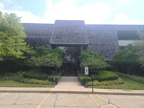 303-100 Red Top Dr, Libertyville, IL, 60048-5235 | Card Image