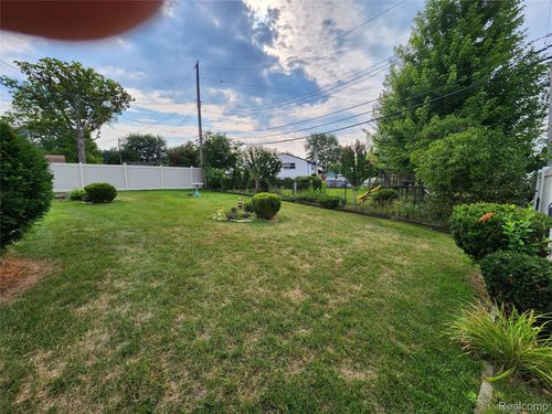 3221 Meadowlark St, Trenton, MI, 48183-3954 | Card Image