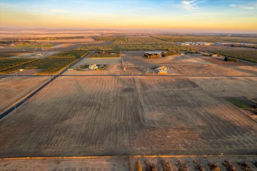 8665 La Castella Ln, Escalon, CA, 95320-8635 | Card Image