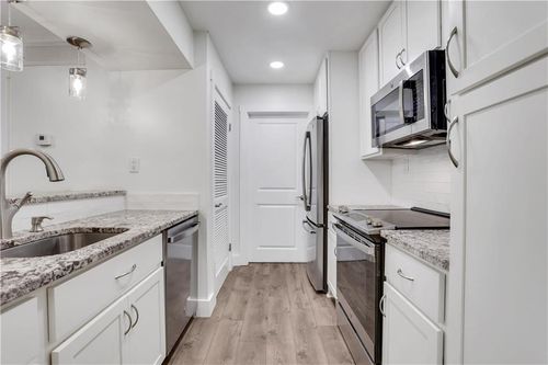 206 Tuxworth Cir, Decatur, GA, 30033-5623 | Card Image