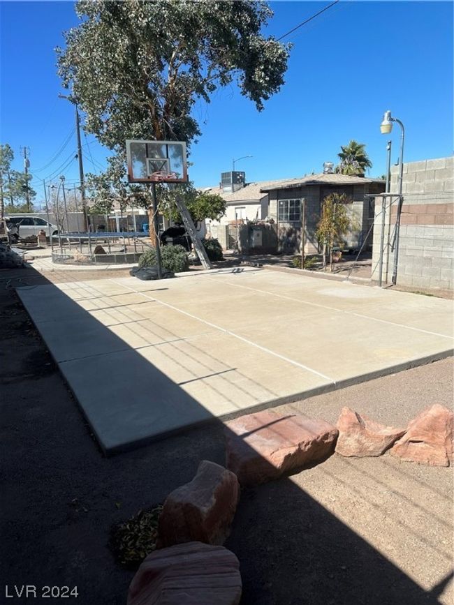 Basketball court with power | Image 27