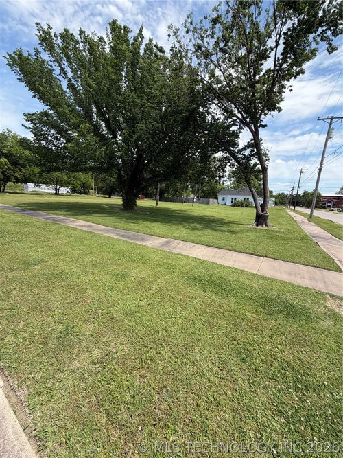 914 Leahy Ave, Pawhuska, OK, 74056-3059 | Card Image
