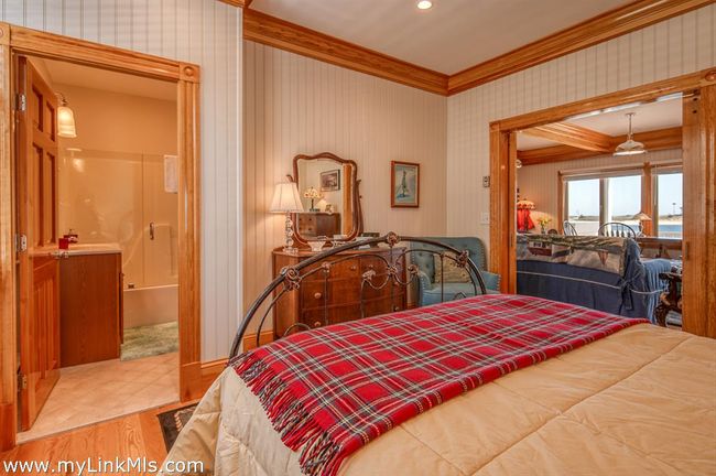 UNIT-1 - 47 E Chop Dr, Condo with 1 bedrooms, 1 bathrooms and null parking in Oak Bluffs MA | Image 5