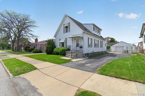 1070 1st St, Wyandotte, MI, 48192-3208 | Card Image
