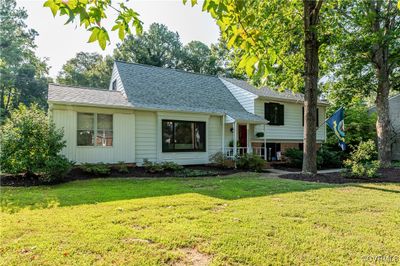 View of front of home with a front yard | Image 1