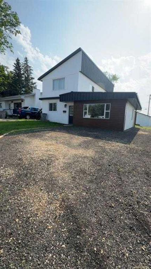 9513 108 Ave, Grande Prairie, AB, T8V1N1 | Card Image