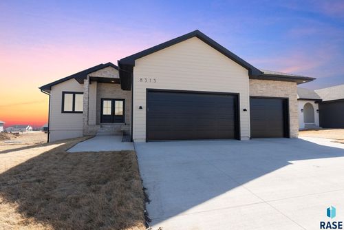 8313 E Sheridan Cir, Sioux Falls, SD, 57110-2860 | Card Image