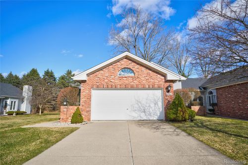 6361 Squire Lake Dr, Flushing, MI, 48433-2382 | Card Image
