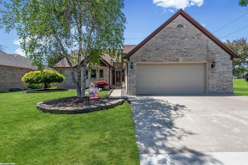 44325 Meadowlake Dr, Sterling Heights, MI, 48313-1147 | Card Image
