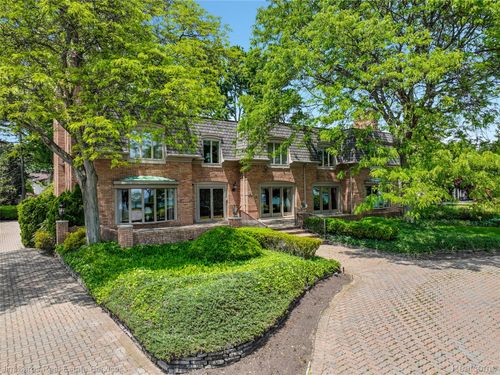 561 Lake Shore Rd, Grosse Pointe Shores, MI, 48236-2631 | Card Image