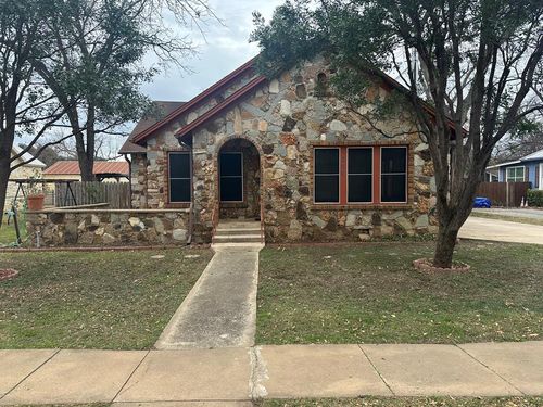 206 E Sandstone St, Llano, TX, 78643-2042 | Card Image