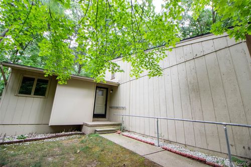 6726 Red Cedar Ln, West Bloomfield, MI, 48324-3768 | Card Image