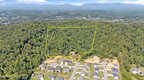 211 Jason Hovater Way, Clinton, TN, 37716-1425 | Card Image