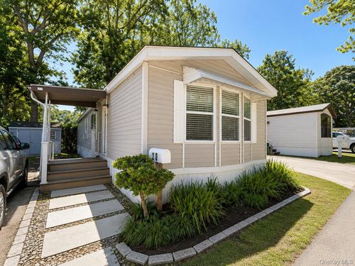 20-105 Oak View Hwy, East Hampton, NY, 11937-2302 | Card Image