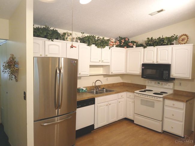 5292 Eaglesnest Dr, Condo with 2 bedrooms, 2 bathrooms and null parking in Cincinnati OH | Image 6