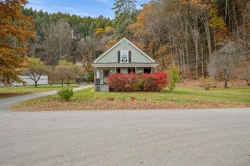 5 Grove St, Wells River, VT, 05081-6902 | Card Image