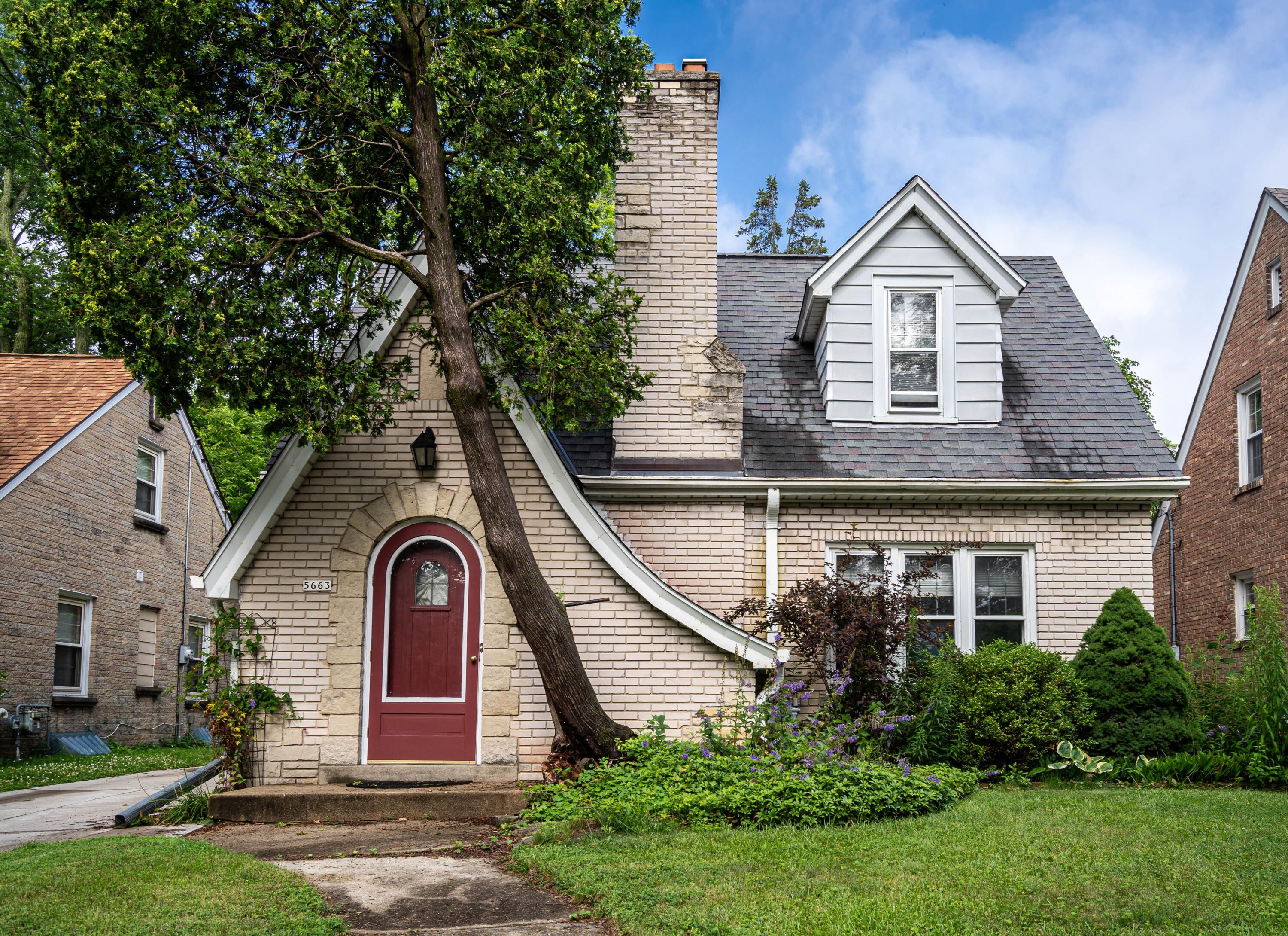 Crestwood Blvd, Glendale, WI 53209