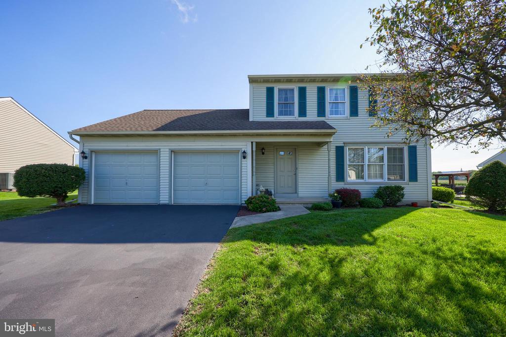 Willow Ln, New Holland, PA 17557