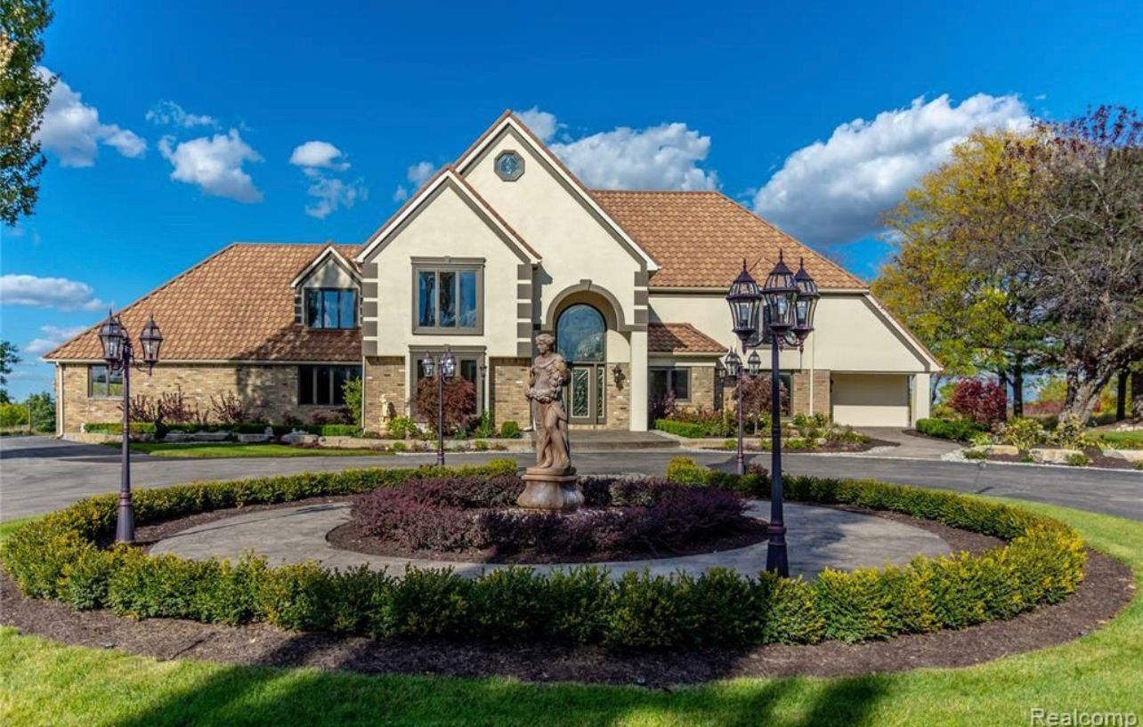Warwick Circle Dr, Grand Blanc, MI 48439