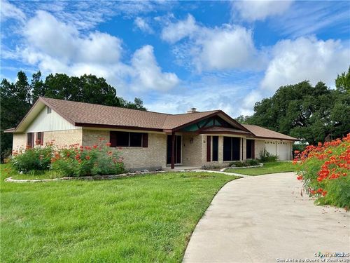 11 La Mesa Dr, New Braunfels, TX, 78130-6617 | Card Image