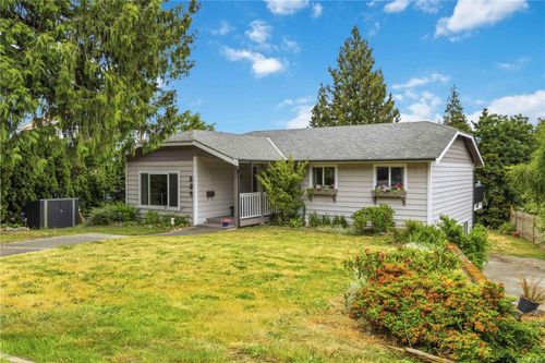 584 Stornoway Dr, Victoria, BC, V9C3J8 | Card Image