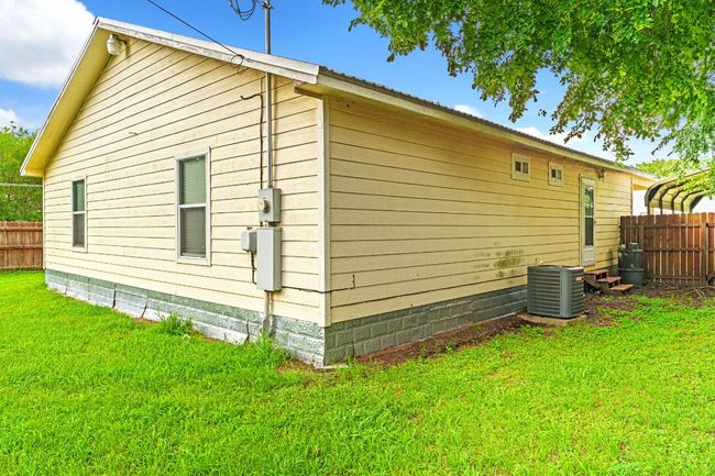 300 Walker St, House other with 3 bedrooms, 2 bathrooms and 1 parking in Smithville TX | Image 21