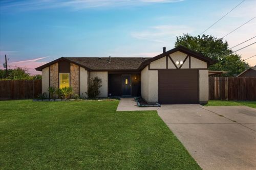 5511 Creek Valley Dr, Arlington, TX, 76018-1897 | Card Image