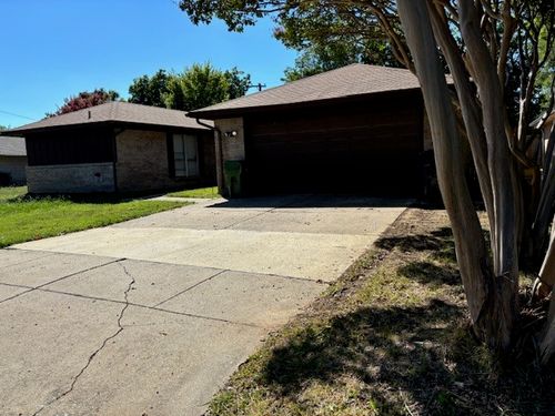 2212 Honey Creek Ln, Arlington, TX, 76006-5744 | Card Image