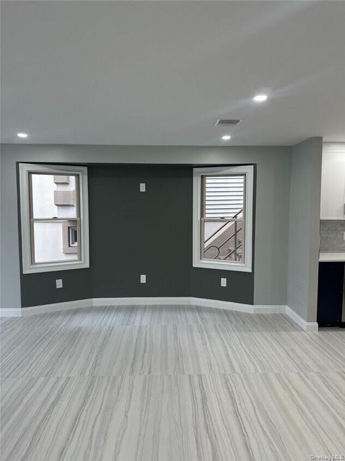 233 Fulton St, Long Beach, NY, 11561-2204 | Card Image