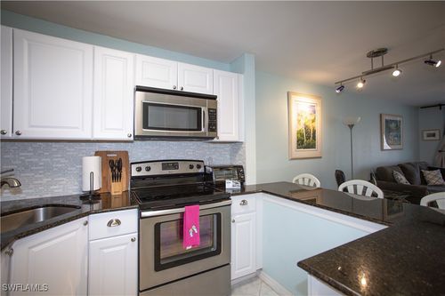 apt-106-225 Turtle Lake Ct, NAPLES, FL, 34105-2325 | Card Image
