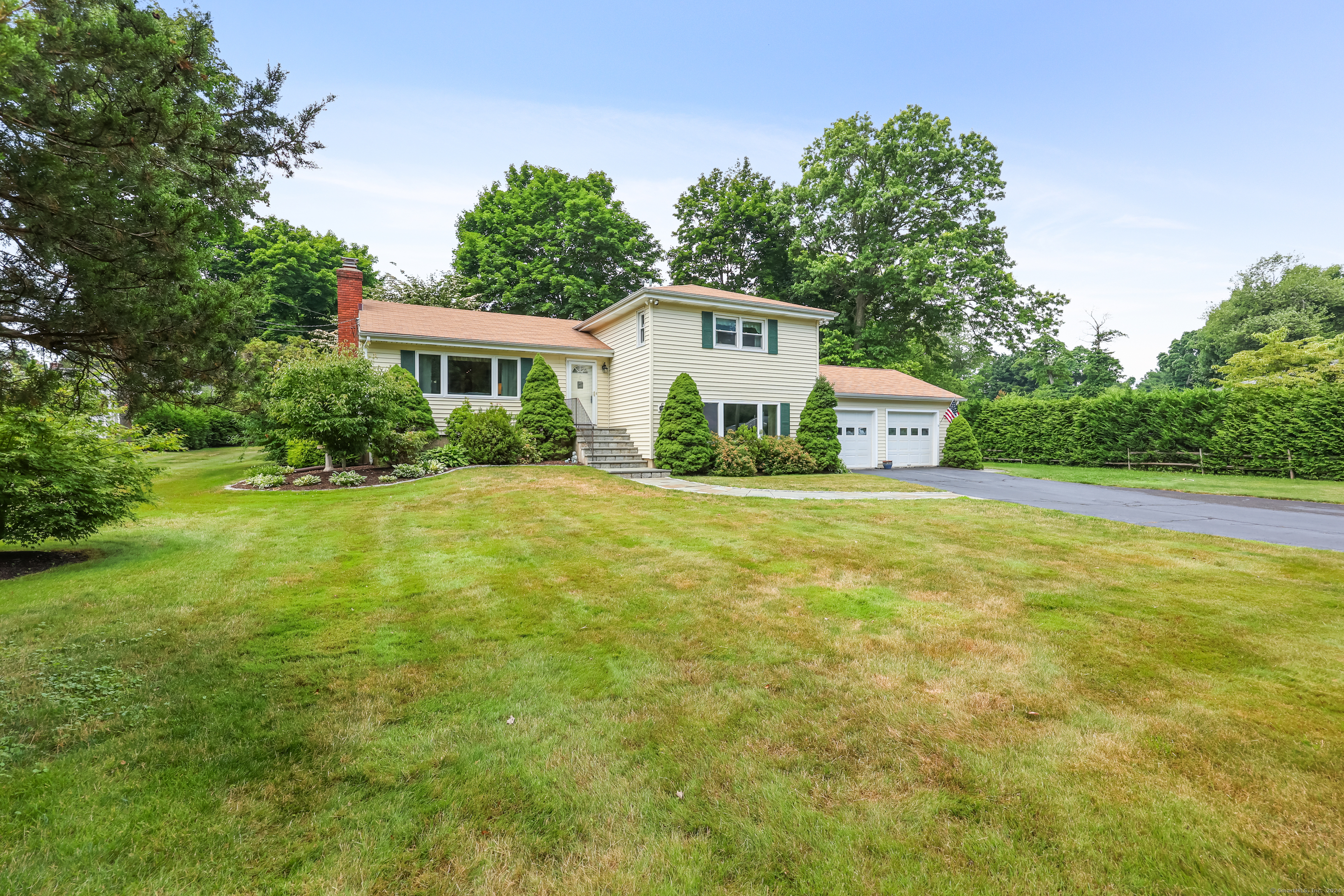 Holiday Dr, Norwalk, CT 06851