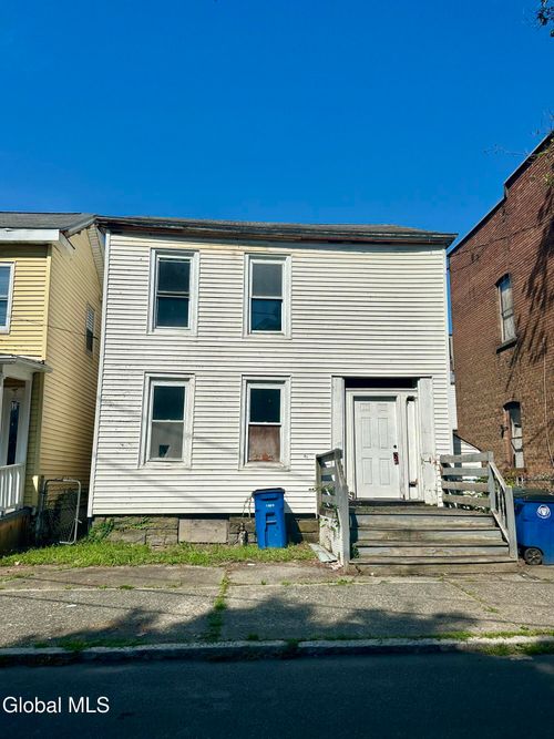 3 Congress St, Cohoes, NY, 12047-2804 | Card Image