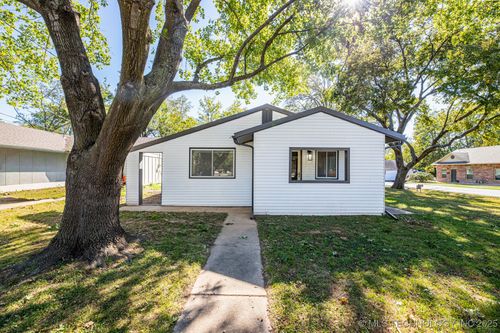 1325 W Quarles St, Claremore, OK, 74017-5230 | Card Image