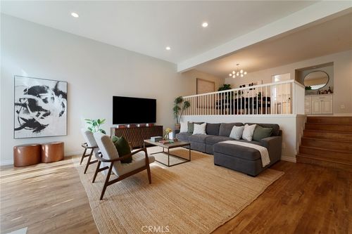 13925 Riverside Dr, Sherman Oaks, CA, 91423-2209 | Card Image