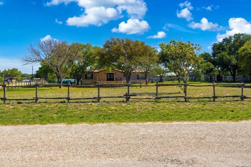 205 Creekview Dr, Floresville, TX, 78114-9363 | Card Image